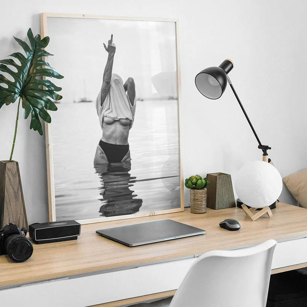 Verwöhnen Sie sich mit dem verführerischen Reiz unseres Sexy Woman Black Lingerie Fotos, das ein auffallend halbnacktes Mädchen zeigt