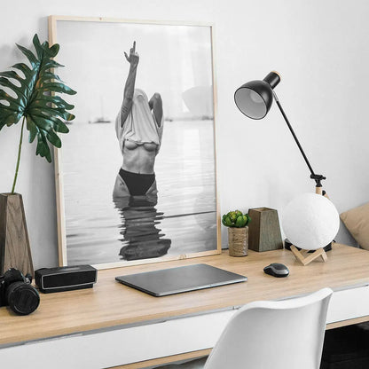 Verwöhnen Sie sich mit dem verführerischen Reiz unseres Sexy Woman Black Lingerie Fotos, das ein auffallend halbnacktes Mädchen zeigt