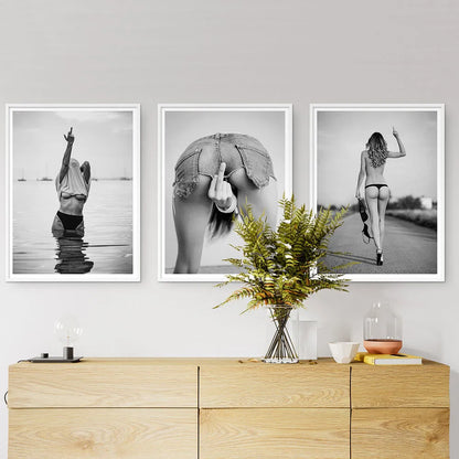 Verwöhnen Sie sich mit dem verführerischen Reiz unseres Sexy Woman Black Lingerie Fotos, das ein auffallend halbnacktes Mädchen zeigt