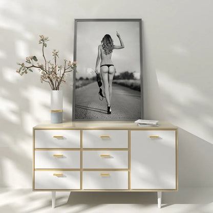 Verwöhnen Sie sich mit dem verführerischen Reiz unseres Sexy Woman Black Lingerie Fotos, das ein auffallend halbnacktes Mädchen zeigt